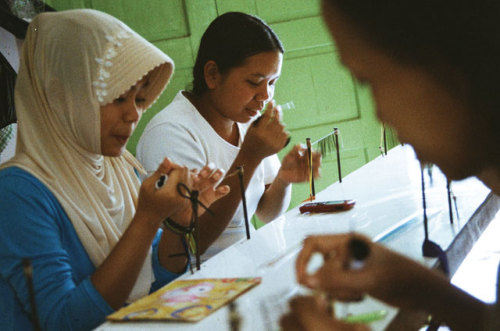 fadingthebiscuit: radmoon: southeastasianists: In Purbalingga, central Java, numerous small workshop