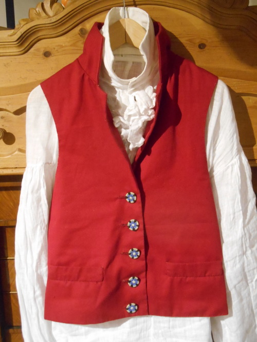 lebedame-wegelagerin: I finally finished my new early 1800s Waistcoat! I wouldn’t call it hist