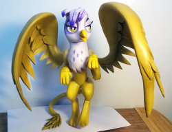 Pardon me while i admire Shuxer59′s Gilda some more. I really like it ;_; She’s so smooooooth!She is for sale, but between offering a fair price and shipping from Russia, i am not destined to be the buyer xD I hope someone will give her a good home.