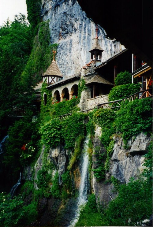 Entry to St. Beatus Caves, Interlaken / Switzerland (by dawnzandstra).