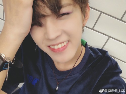 n0ngnong: [TRANSLATION] Li Xikan (@李希侃_LXK) weibo update 06.08.18 Why does Li Xikan always stay up l