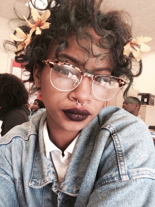 feministalogan:  lunathesnob:  I wish I could glo🌻✨  Girl what??? YOU ARE THE GLO!