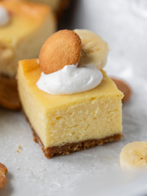 sweetoothgirl:  Banana Pudding Cheesecake Bars