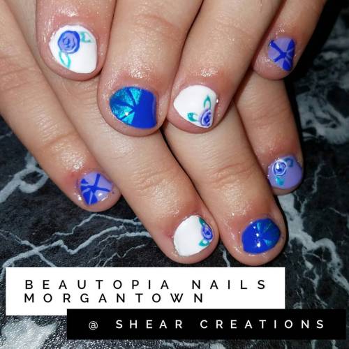 Florals and fractals #nails #nailart #nailstagram #nailartofinstagram #cnd #cndshellac #naturalnails