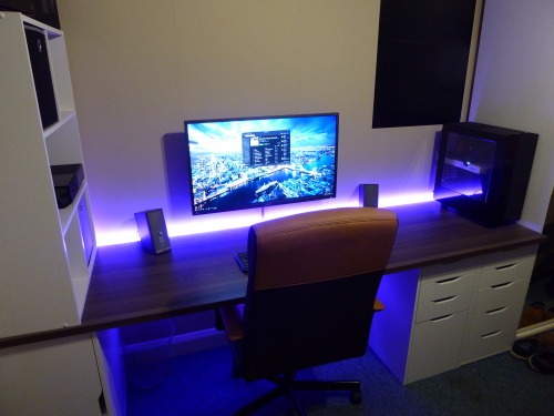 /u/chinds / 32″ 4K Monitor x Custom Desk