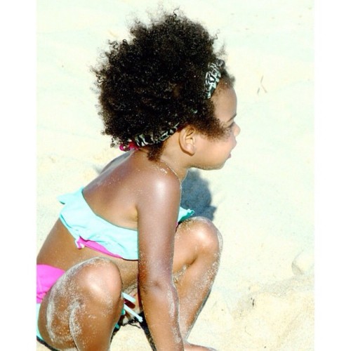 Cute Blu beach fun who&rsquo;s hitting the #Beach today? #BluIvy #BeachFun #MiniFro #2frochicks #Na