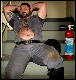 stocky-men-guys:  Big, strong and sexy menStocky