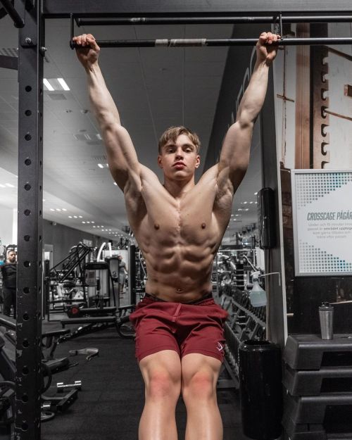 musclecomposition:  Bodybuilder Oliver Forslin