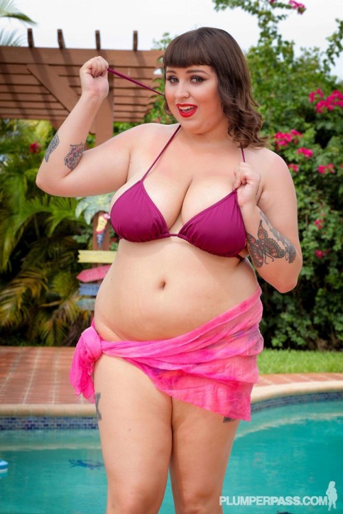 dumbolikesembig:  Fleshy Beach Bodies compilation. Is there anything better than a BBW in a bikini?