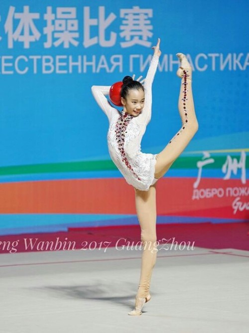 I love this leotard of Zhao Yue (China) *.* Both photos © by Feng Wanbin