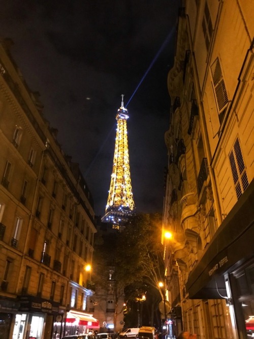 Vue de nuit vers la Tour Eiffel, rue Montesquieu, 7éme arrondissement, Paris, 2017.Rue Montesquieu i