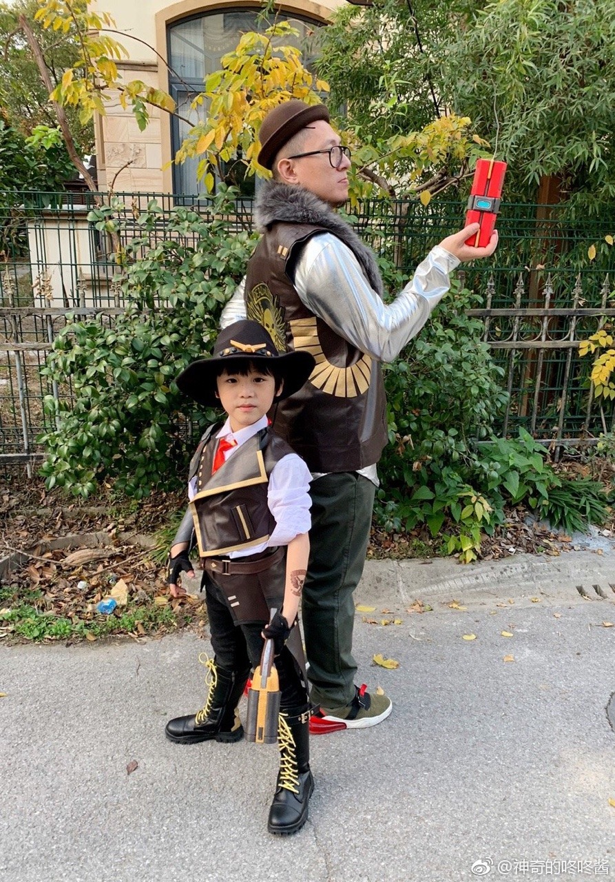spcrash:  Ashe and B.O.B. cosplay by jemery0328 and their father. “D.A.D., do something?!?”