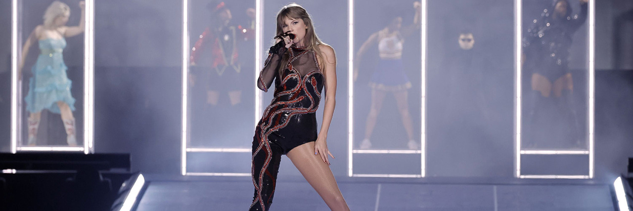 Eras Tour day 2! Taylor bringing back the classic heart hand 🫶 :  r/TaylorSwiftPH