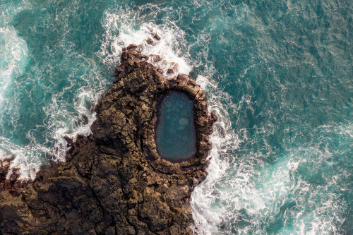 oneshotolive:  A perfectly carved bathtub - Brimketill, Iceland [OC] 1803x1201 📷: Signefotar 