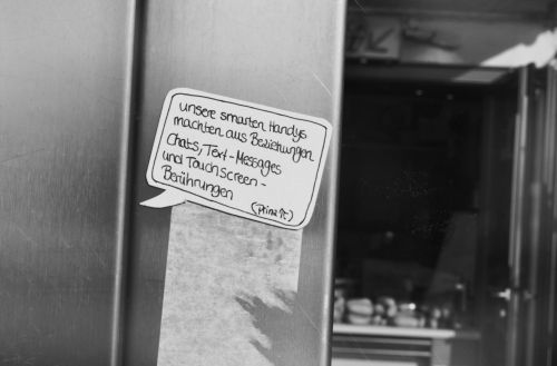hamburgmaedchen:  angeklebt bei den landungsbrücken.