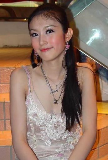 tendernessandtiaras:  Beauty queen.Nong Poy is a beautiful Thai transsexual who underwent