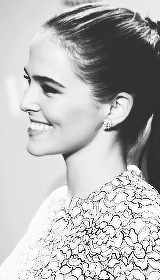 justshadowworld:  Zoey Deutch at the 2014 Vanity Fair Young Hollywood Party  