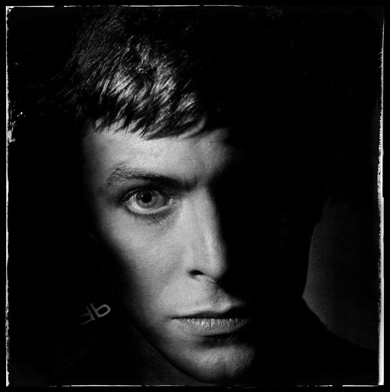 bowiebranflake:  lokithegreekgod-666:‘David Bowie from the Shadows’,London Studios