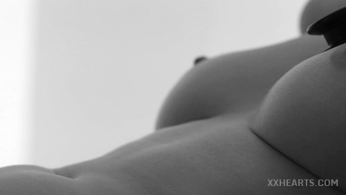 xxhearts: Each beat.. a moving chest. (fragment from a video with Zoe - Zoe`s bouncing Carotid.