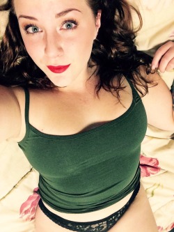 womenexcellence:  frizzzlefry:  💋💋💋  You’re shirt matches your eyes. But, those red lips…unf!  😍👌