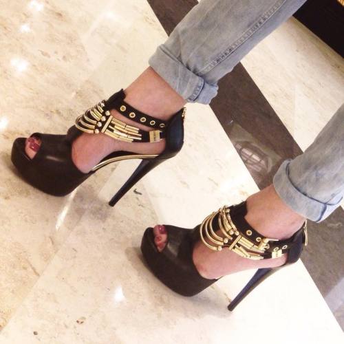 Loriblu heels repost via @loriblukuwait - ankle candy heels #loribluheels #Loriblu #luxuryshoes #Hig