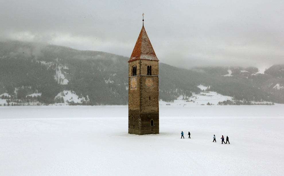 un-peu-de-vin:Lake Resia in South Tyrol, Italy. The lake is famous for its steeple