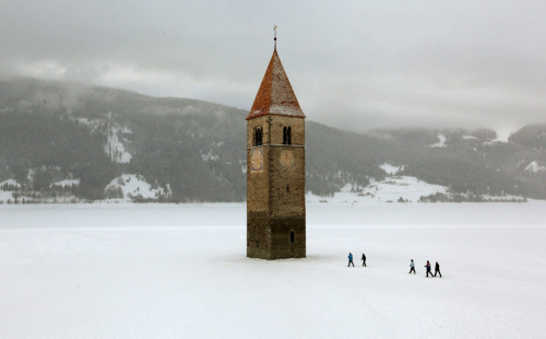 un-peu-de-vin:Lake Resia in South Tyrol, Italy. The lake is famous for its steeple of a submerged 14