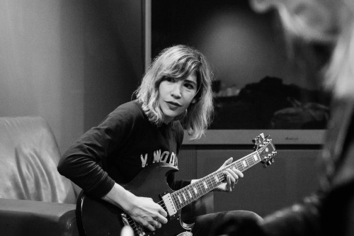 chonakasinger:  carrie brownstein playing guitar backstage at the knitting factory on the eve of their tour kickoff 