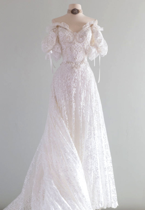 ruched:XtabayEarly 1980s wedding gown