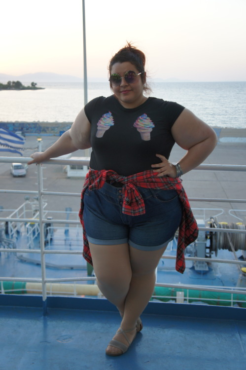 XXX lulinix:  The sunset, the sea and, me. (◡‿◡✿)(Shirt:VIntage•Shorts:AsosCurve•Top:H&M) photo