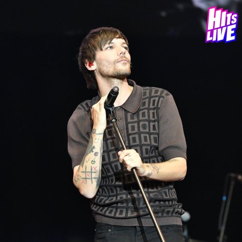 lthqs:@hitsradiouk HERE HE IS! @Louis_Tomlinson on stage at #HitsLive 