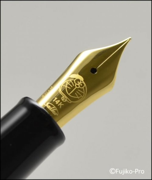 コミックナタリー - 藤子・Fの生誕80周年万年筆、ペン先にドラえもん刻印 