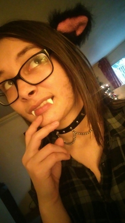 vivivihrea:  i decided to try facial hair makeup and now scruffy gay werewolf boy is here  i even put on my tail look 