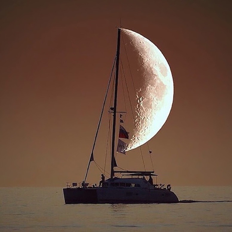 welele:  Fotos en el momento justo, aunque esa luna me parece un pelín gigantesca