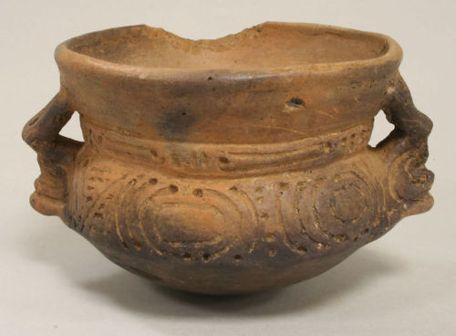 Taíno ceramic bowl (13th – 15th century,Dominican Republic).  It is 9.5cm high and 15.9cm wide.