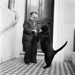 sixpenceee:  This photo from 1956 shows Henry Behrens, the smallest man in the world at the time, dancing with his pet cat. Henry Behrens was only 30 inches tall.