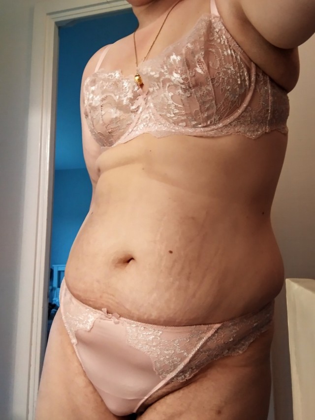 amaranthdesires:It&rsquo;s just so overwhelming for me and such a  struggle to think of my body in positive ways. But im at a point where I feel it&rsquo;s my body and my mind haven&rsquo;t kind enough to see that. A small but none the less important