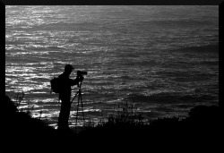 artblackwhite:  El fotógrafo by Ruben_Saavedra algarrobo,canelo,chile,fotógrafo,oceano pacifico,photographer