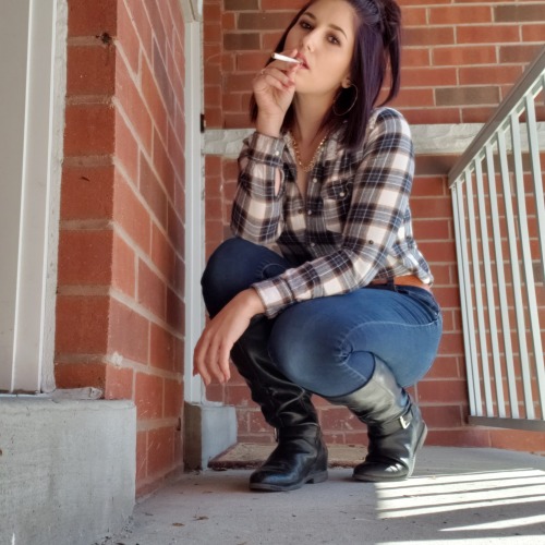 realsmokinggirll:do you like my boots? hehe