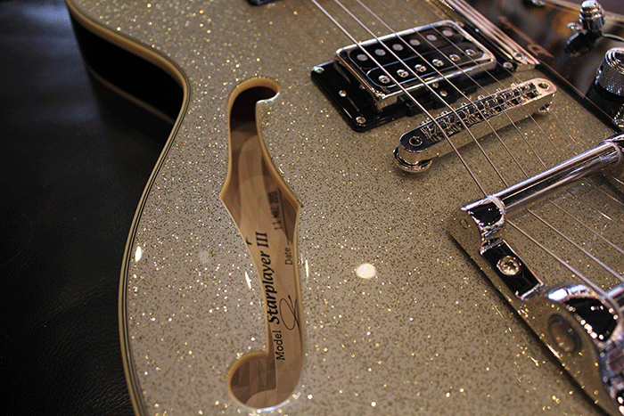 metalmage:  glorifiedguitars:  Duesenberg Starplayer TV III Silver Sparkle  [Source: