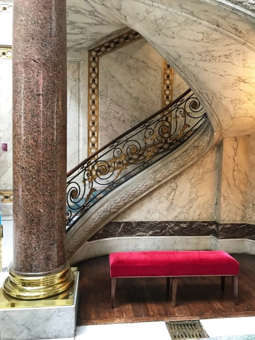 Banc rouge, pilier de marbre et escalier, Musée Jacquemart-André, Paris, 2017.