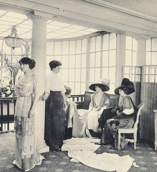 (via 1910 Fashion Images - Les Createurs de la Mode - Glamour Daze)