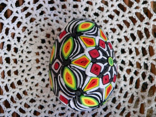 lamus-dworski:Pisanki (Polish Easter eggs) made in quilling technique.Created by danslo.