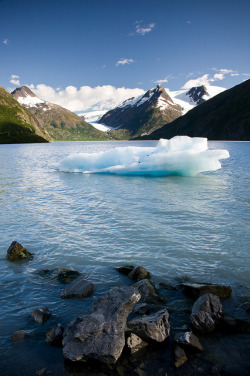 toofarnorth:  Portage Lake Iceberg by Mark