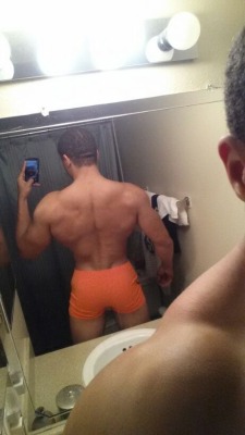 scorpiotouch:  Baited body builder follow for me of him…