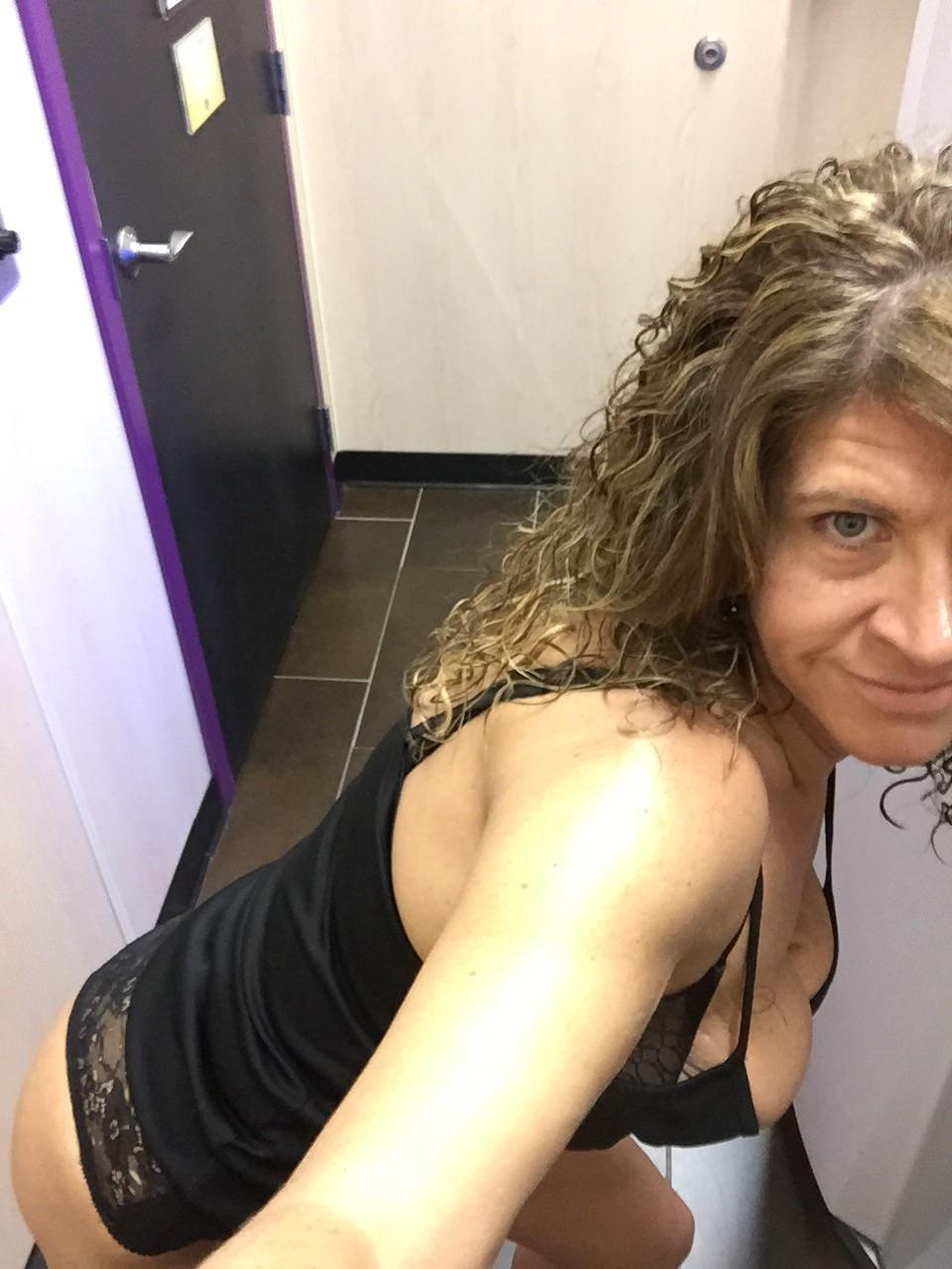 oursweetobsession-dm:  I love when she goes to the tanning bed😈 