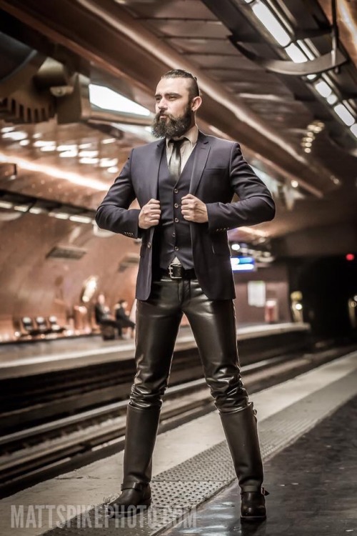 leatherman-daily-life:Leathermen Daily Life #40 Why Hold Back if You’re a Knockout? Admit this