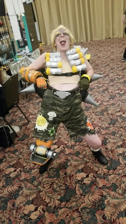 pinksugarprince:  MY DREAMS HAVE COME TRUE!!!!!! Finally got to see an awesome Junkrat cosplay in person aaagh!! Cosplayer is @kaitexel who is also an amazing artist and draws Jamie equally nice. :D (sorry for low quality selfie bad lighting)