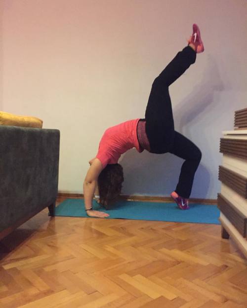 One leg wheel pose by @_nurayoga_ #yogaposeweeklywk223 #yogaig #yoga #yogi#yogaeveryday #yogateacher