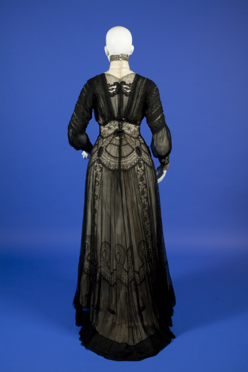 fripperiesandfobs:Day dress, 1900’sFrom the OSU Historic Costume &amp; Textiles Collections